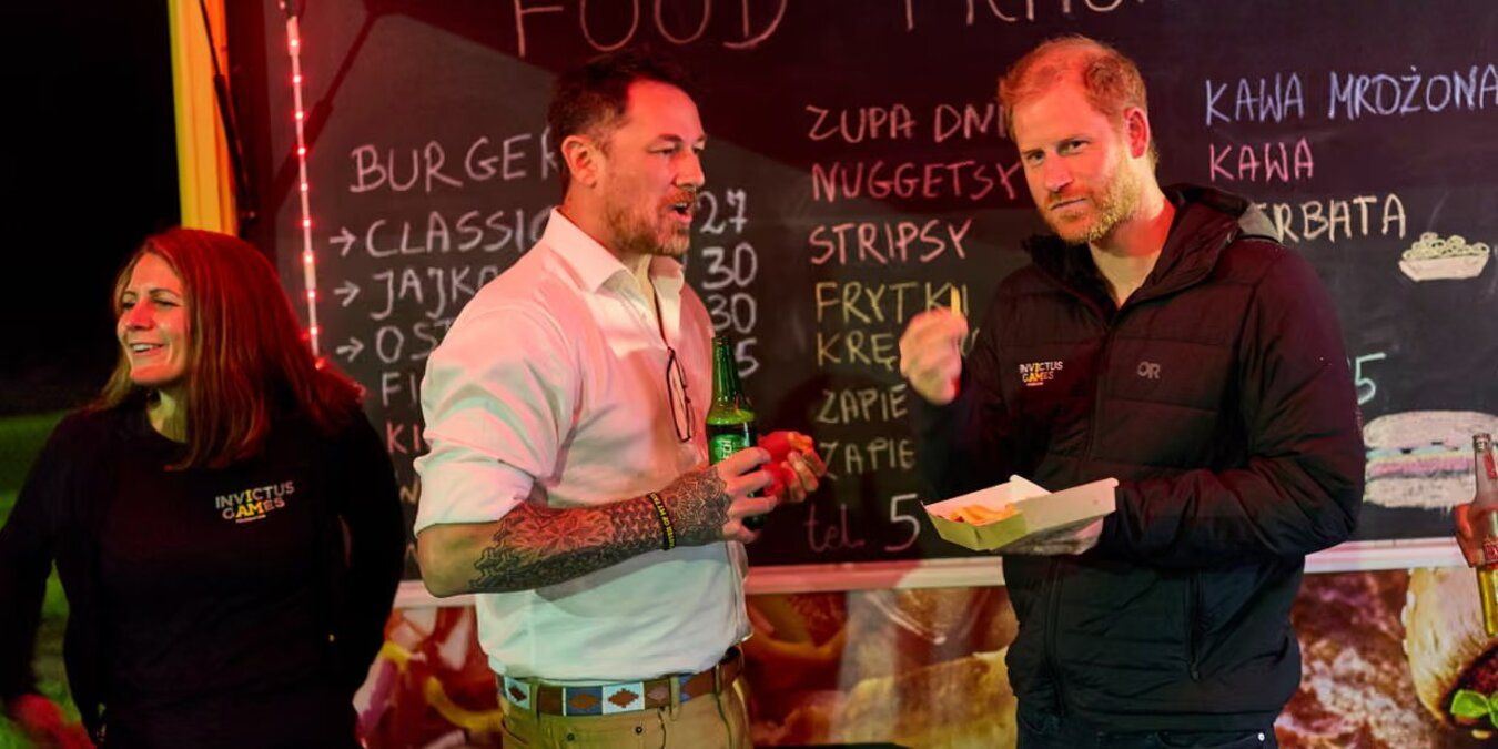 Принц Гарри в придорожном кафе Принц Гарри в придорожном кафе