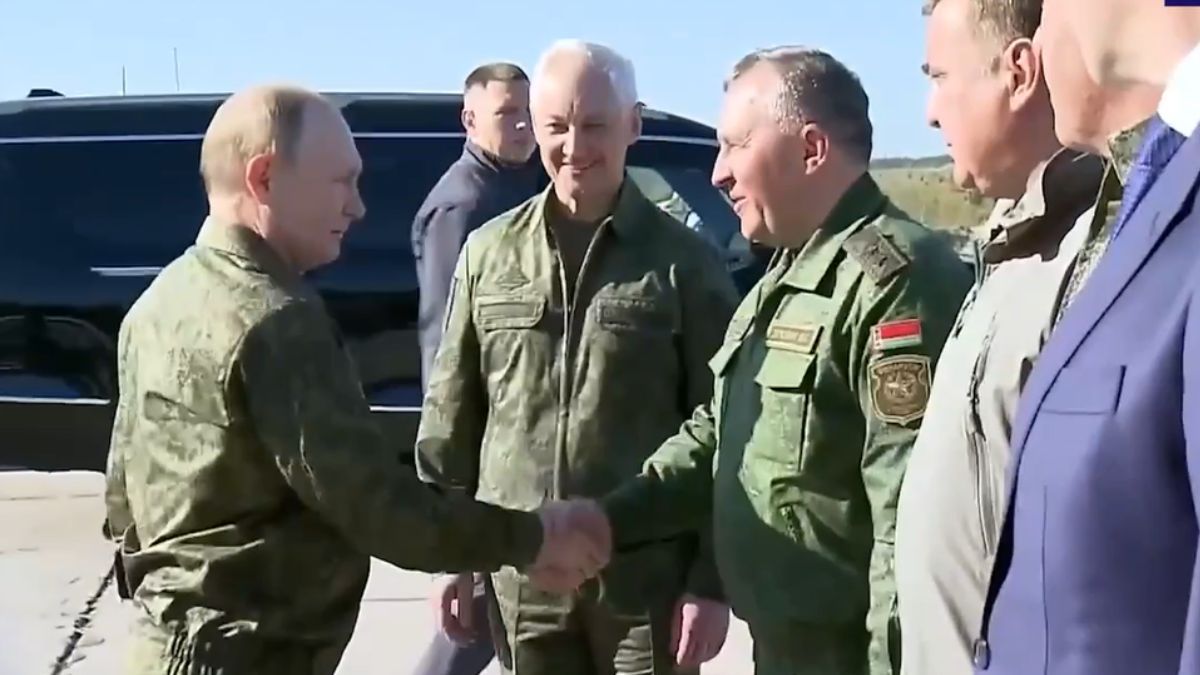 Путін приїхав на навчання у військовій формі