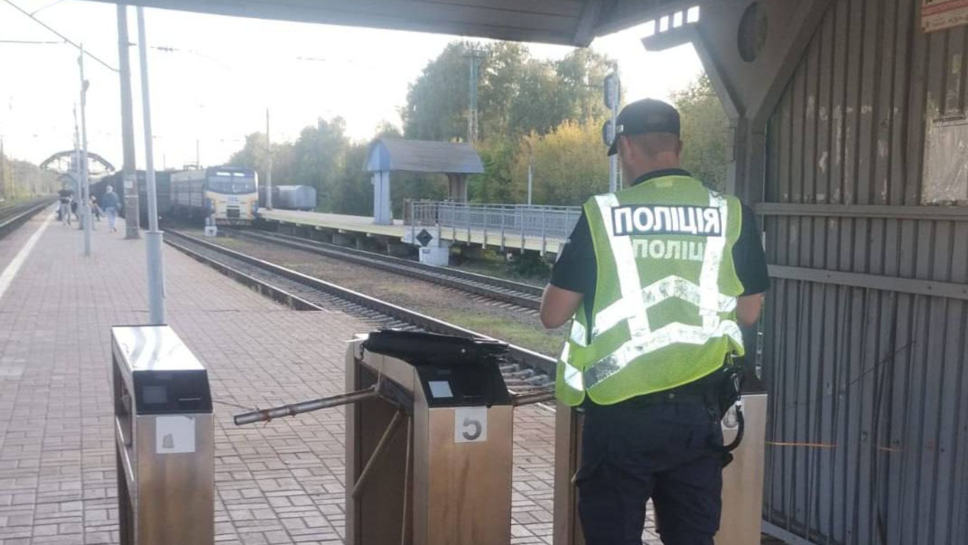 Поліцейські встановлюють обставини травмування підлітка на станції "Київ-Волинський" Поліцейські встановлюють обставини травмування підлітка на станції "Київ-Волинський"