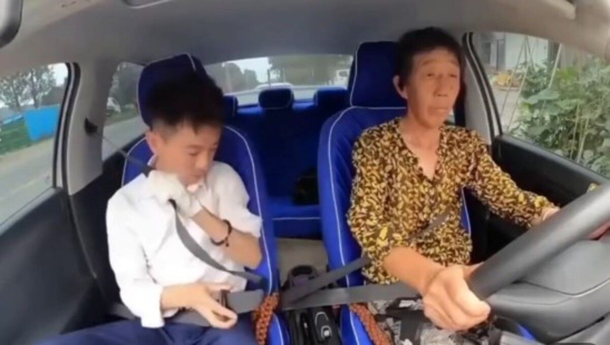 В Китае женщина стала звездой сети из-за урока вождения В Китае женщина стала звездой сети из-за урока вождения