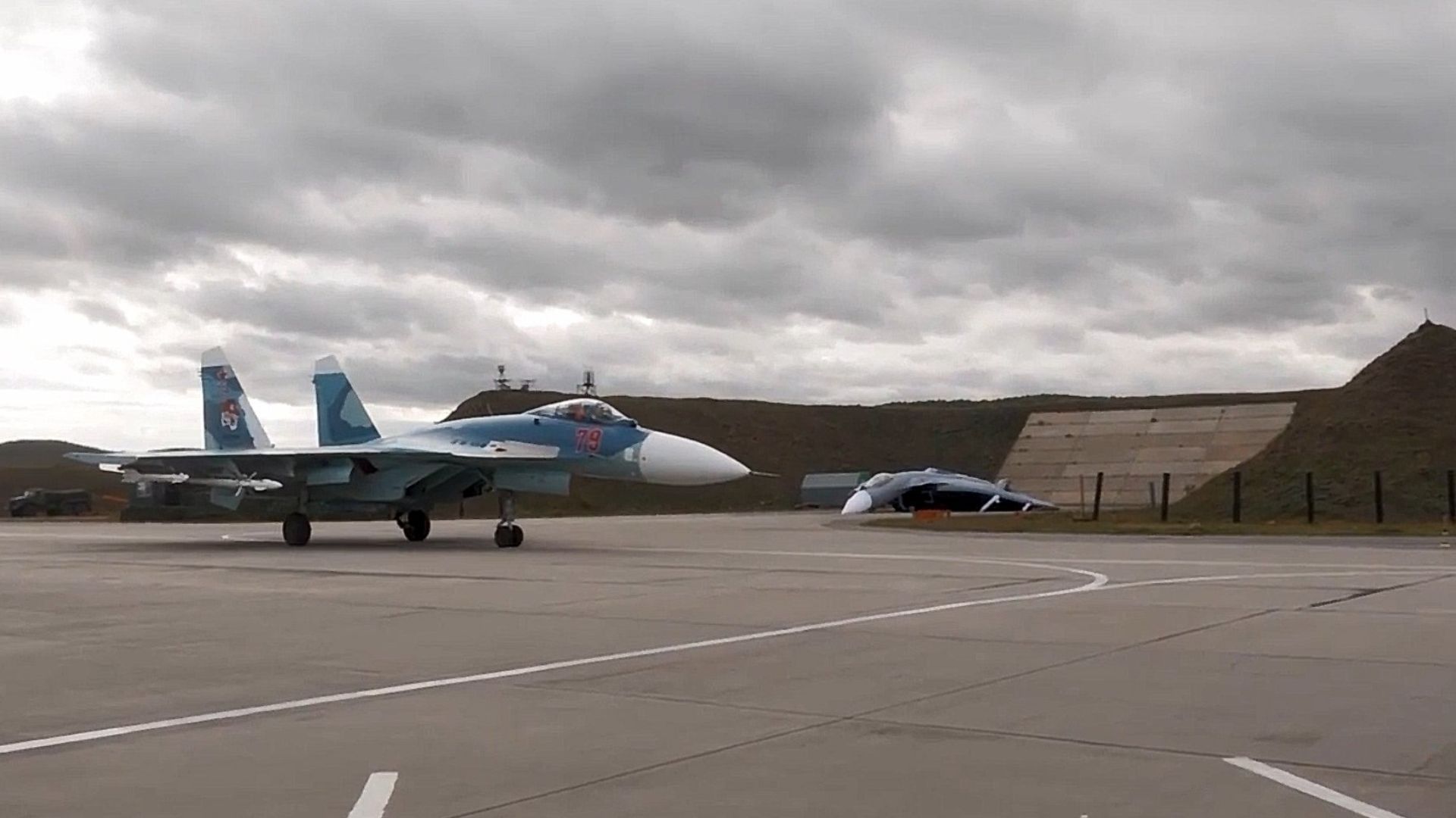 Надувний макет Су-33 на навчаннях Захід-2025 Надувний макет Су-33 на навчаннях Захід-2025