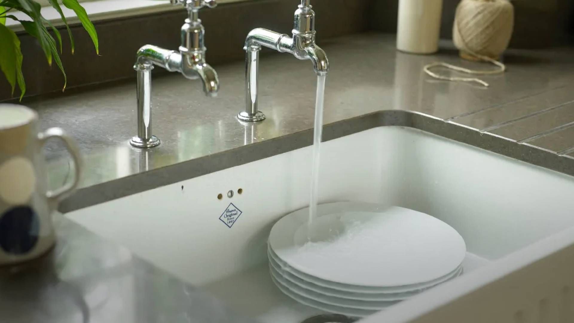 Кухонную мойку следует высушивать после каждого использования