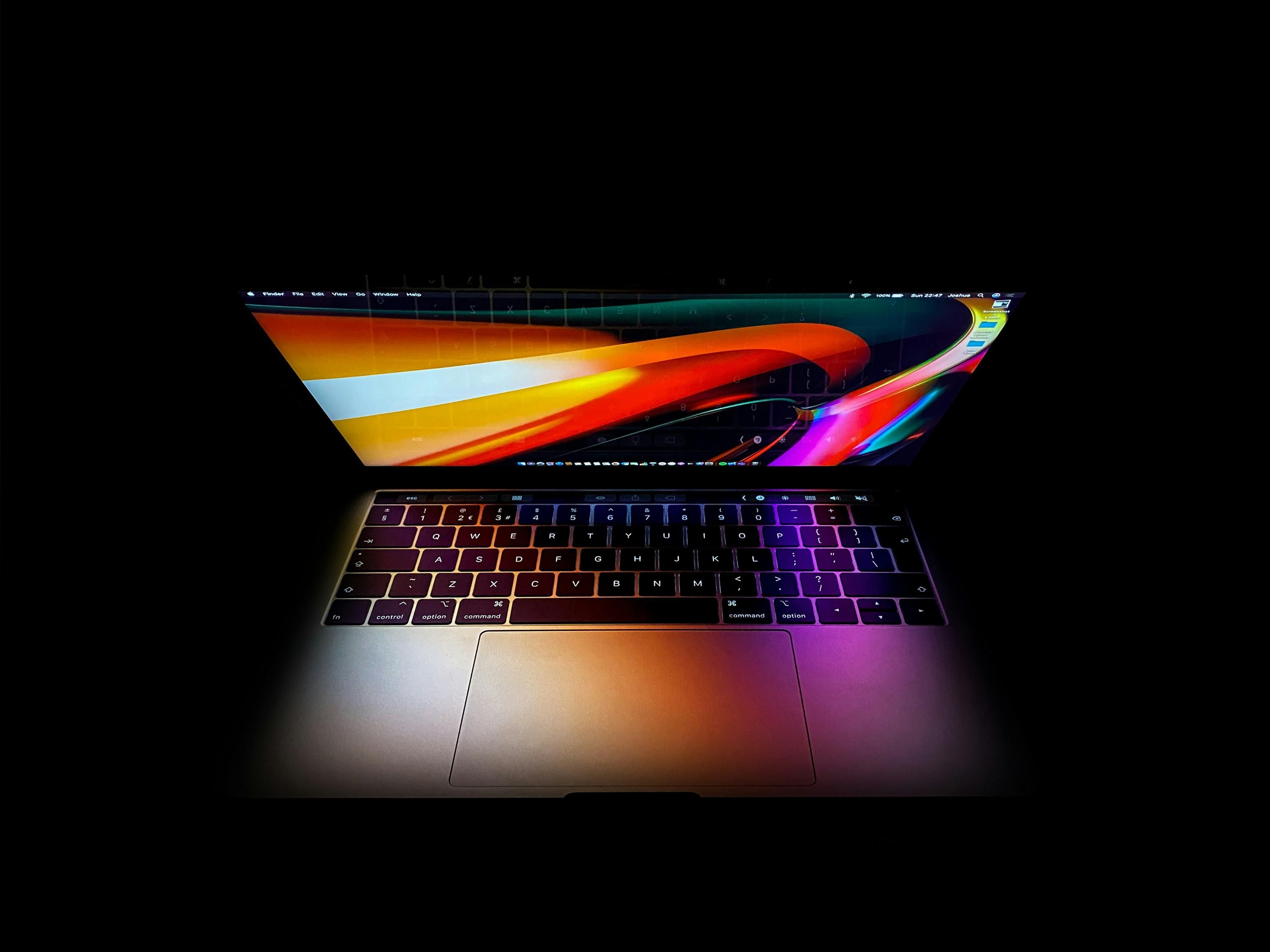 Apple готує MacBook Pro з OLED-дисплеєм і сенсорним керуванням