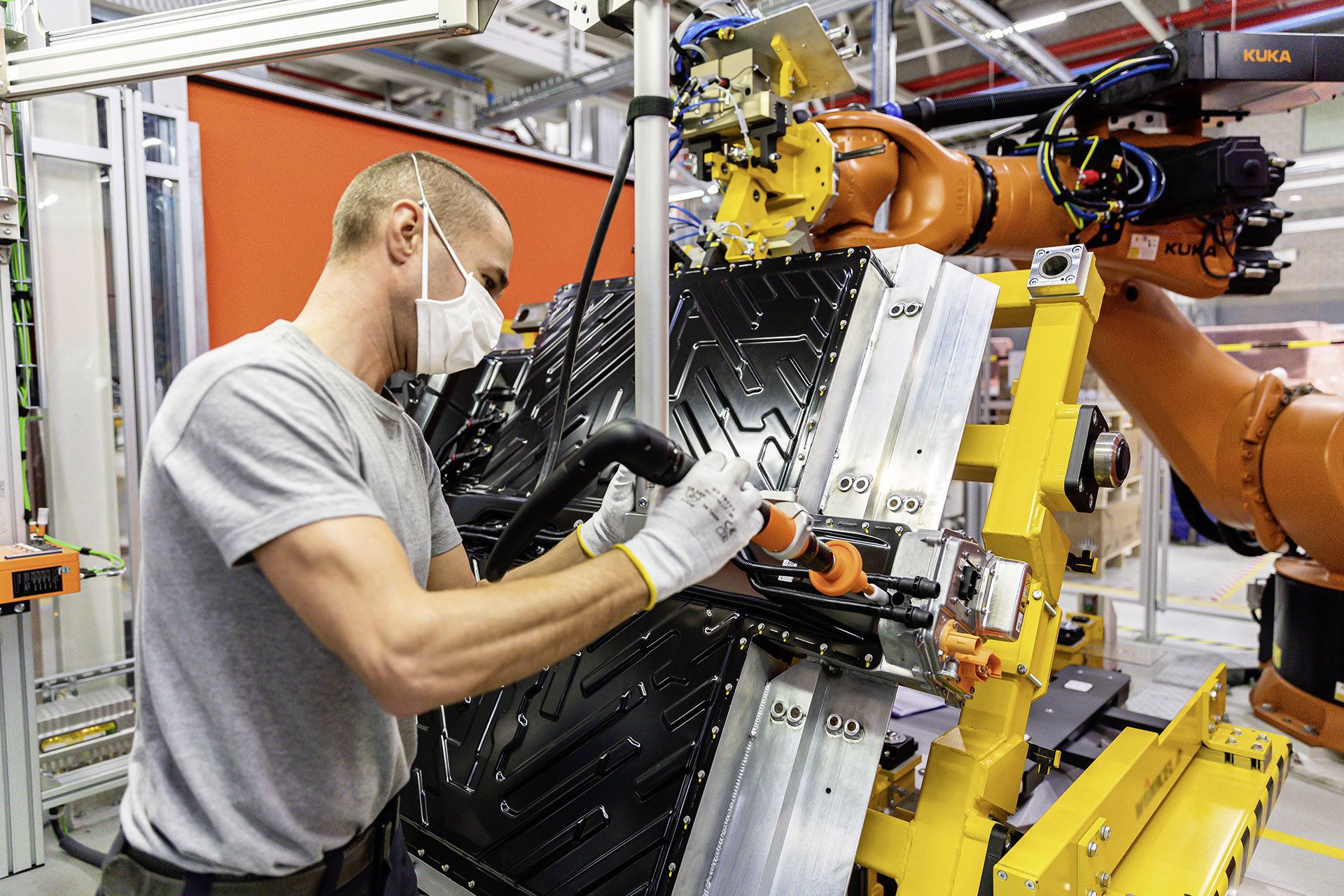 Немецкий автогигант переносит часть производства в Польшу: работу потеряют более 2000 человек - Бизнес