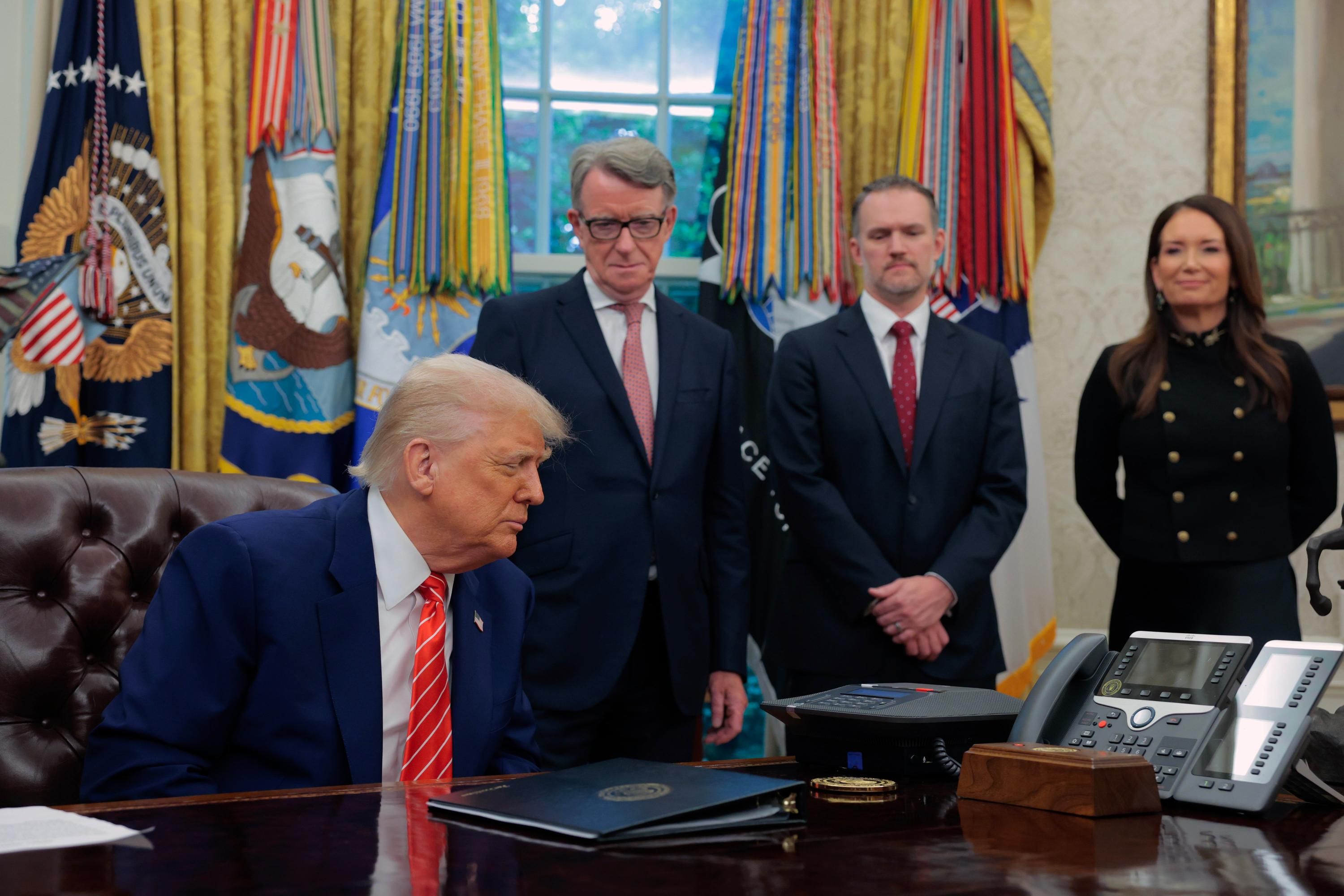 Президент США Дональд Трамп в Овальному кабінеті Білого дому Президент США Дональд Трамп в Овальному кабінеті Білого дому