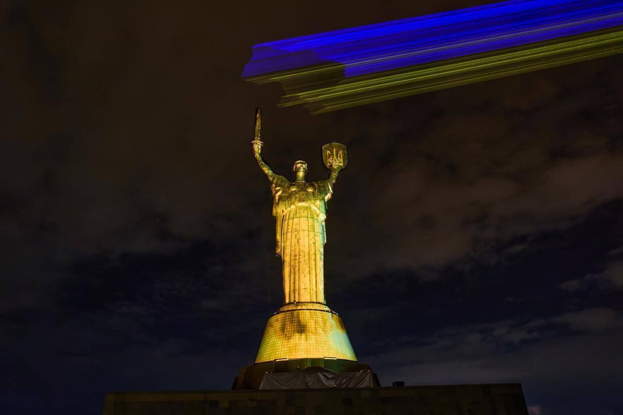 Світлова інсталяція на "Батьківщині-матері"