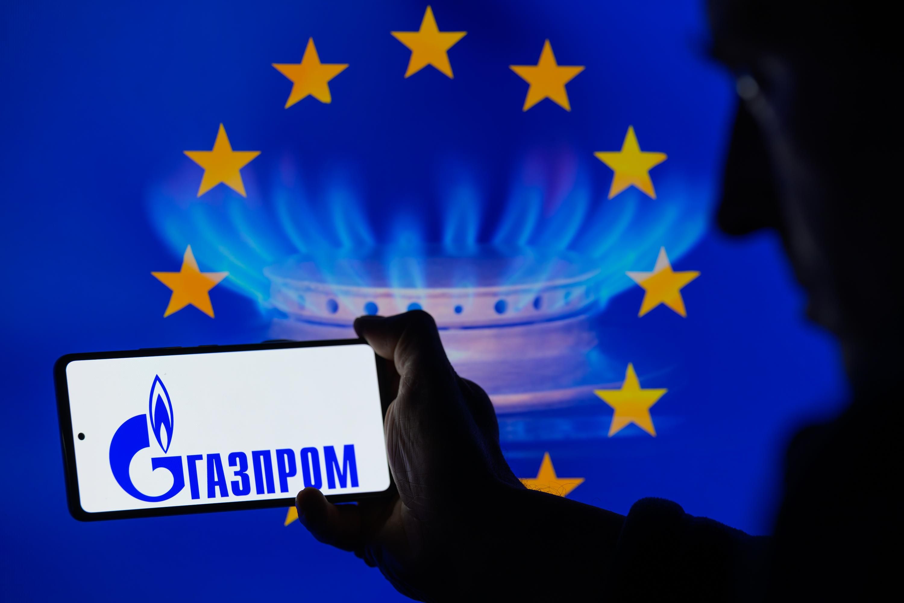 Логотип "Газпрома" на фоне флага Европейского Союза