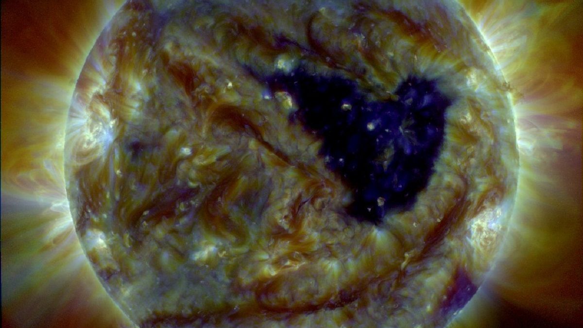 К Земле летит солнечный ветер из гигантской дыры-сердца на Солнце К Земле летит солнечный ветер из гигантской дыры-сердца на Солнце