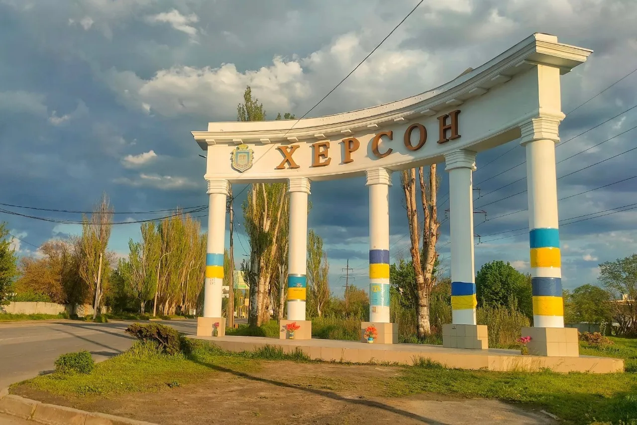 Стела на въезде в Херсон