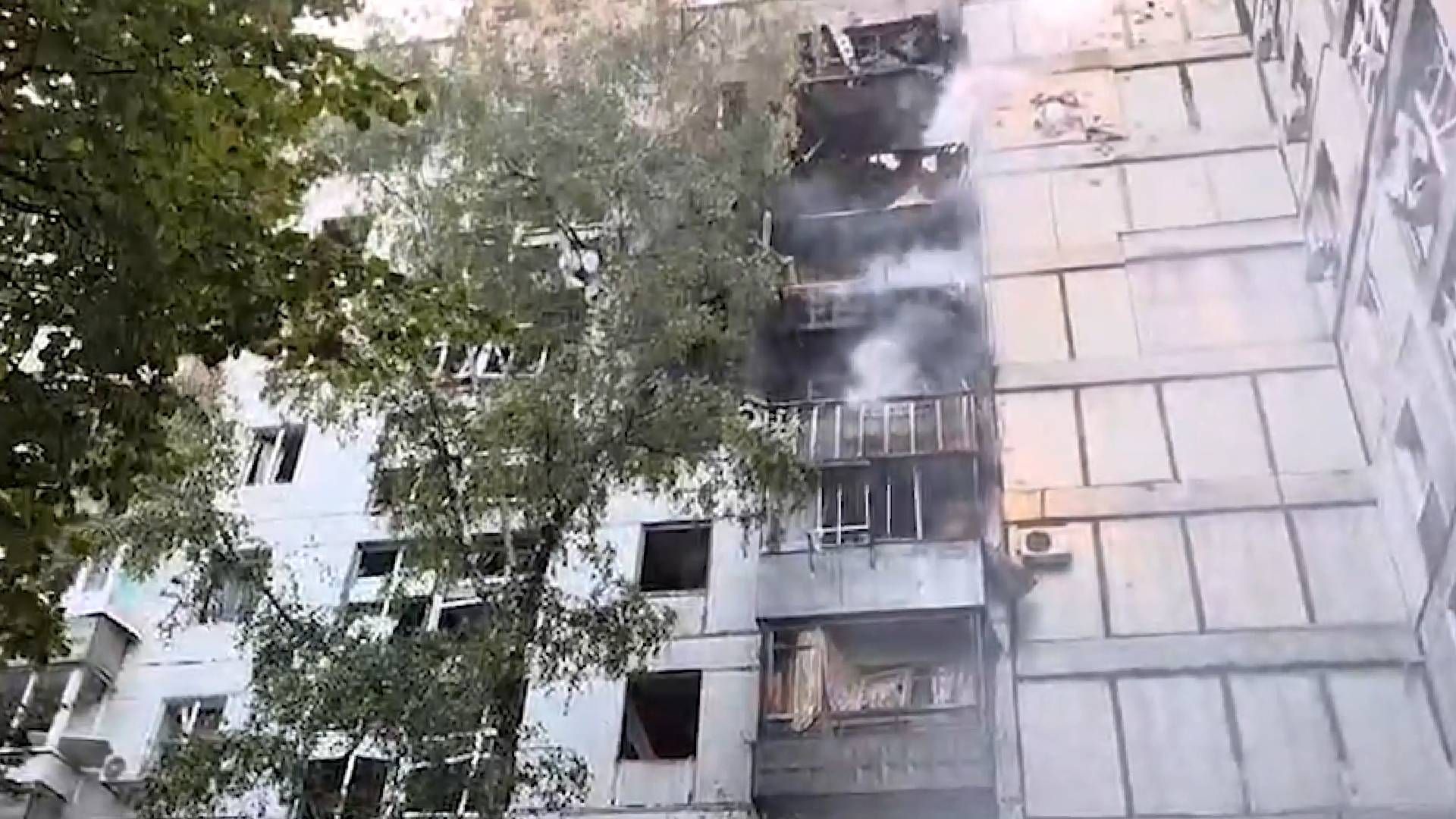 Ворожа ракета влучила у багатоповерхівку в Дніпрі Ворожа ракета влучила у багатоповерхівку в Дніпрі