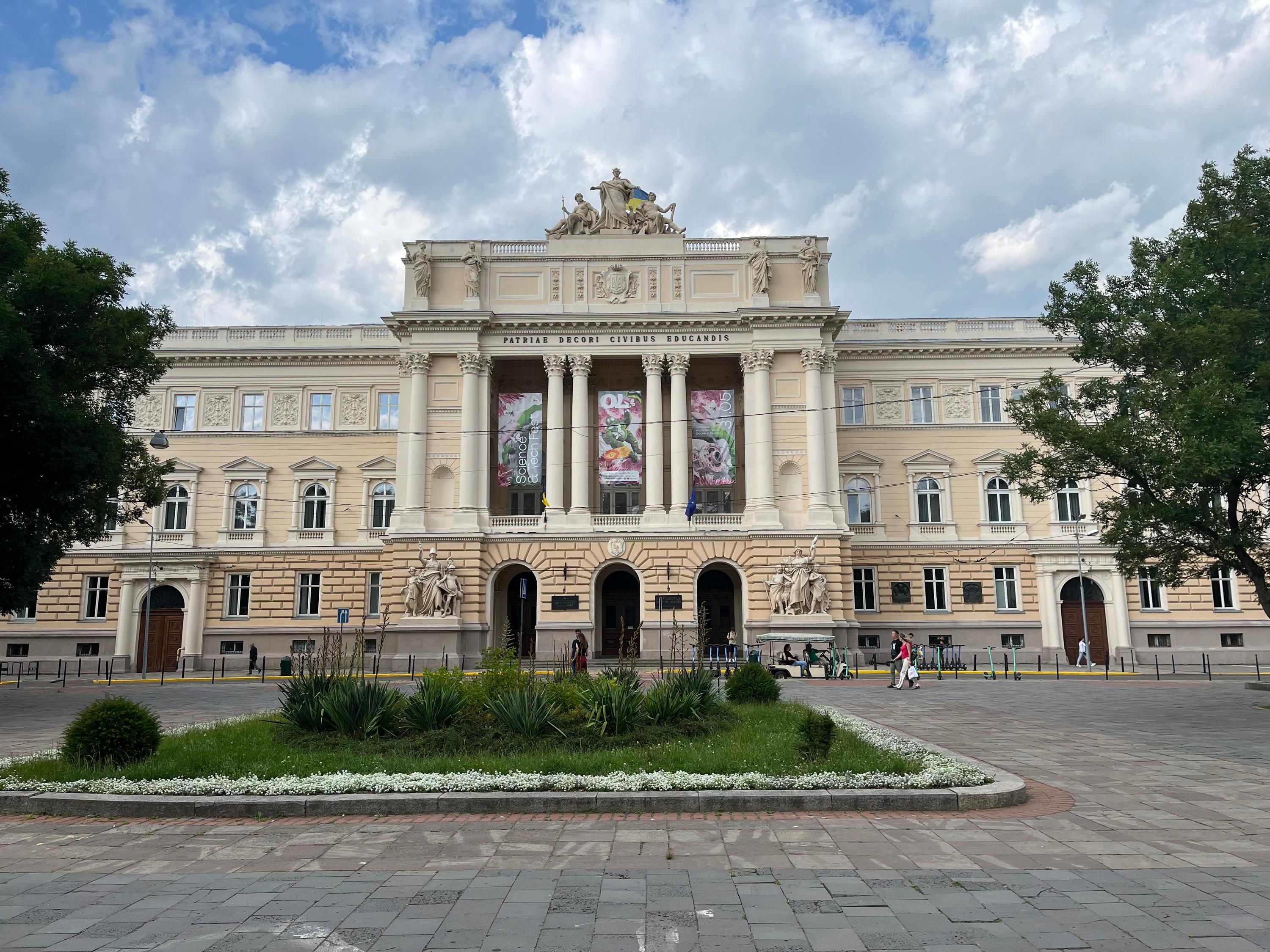 Виїзд студентів за кордон - скільки осіб покинули навчання у ЛНУ Виїзд студентів за кордон - скільки осіб покинули навчання у ЛНУ