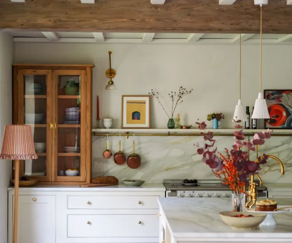 Светлый фарфоровый камень