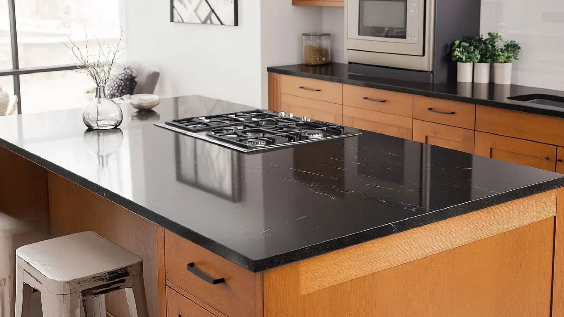 Черные столешницы на кухне стоит заменить более современными альтернативами Черные столешницы на кухне стоит заменить более современными альтернативами