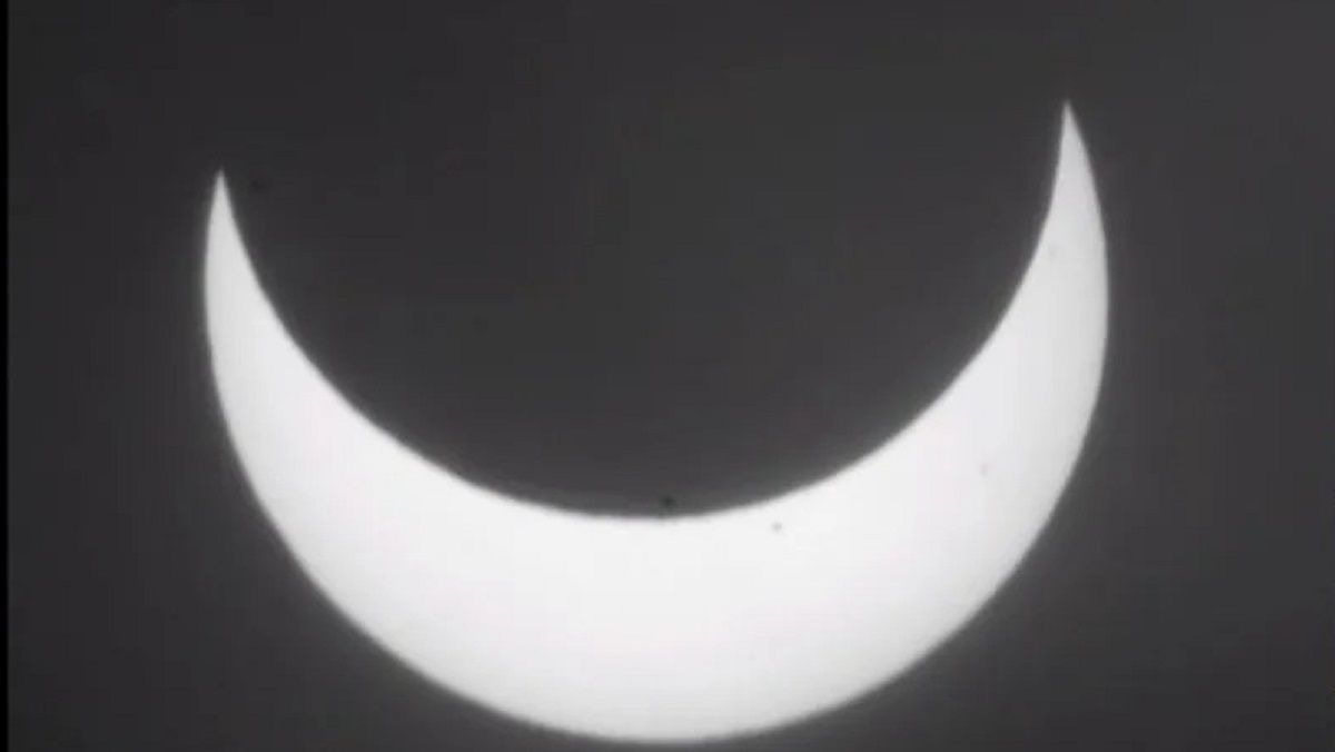 Частичное солнечное затмение превратило Солнце в сияющий серп Частичное солнечное затмение превратило Солнце в сияющий серп