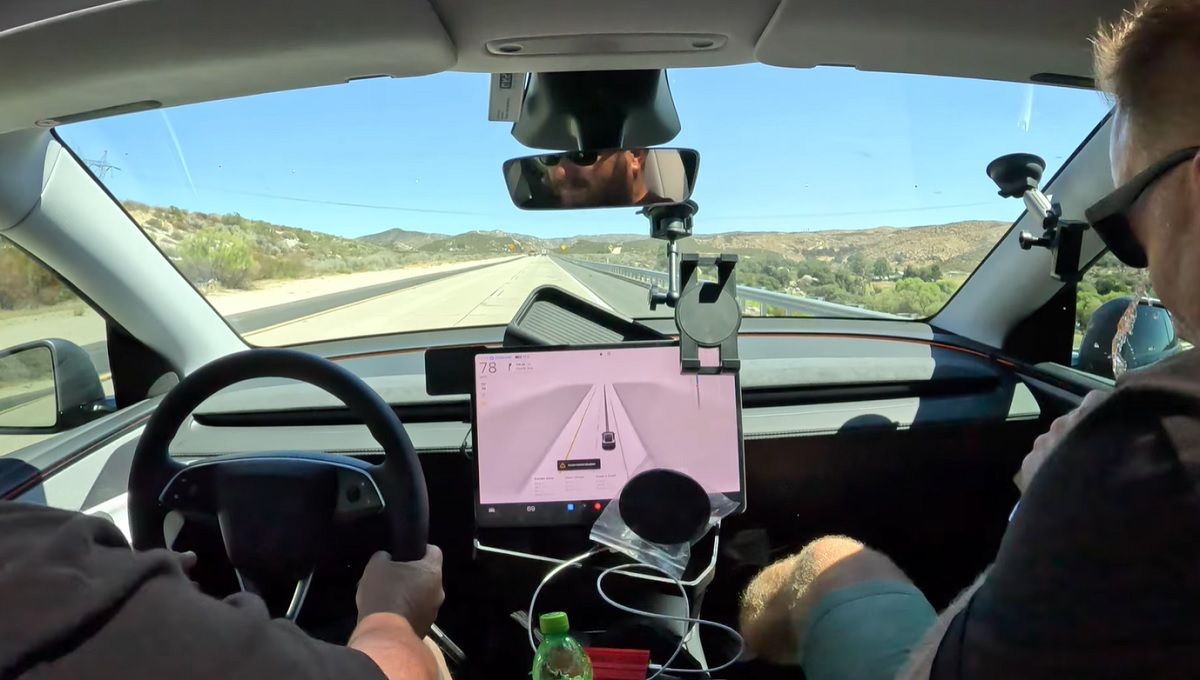 Блогери хотіли перетнути США на автопілоті Tesla, але авто не витримало поїздки
