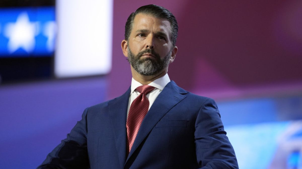 Сын Трампа на прощании с Кирком насмехался над Харрис и Клинтон на прощании Сын Трампа на прощании с Кирком насмехался над Харрис и Клинтон на прощании