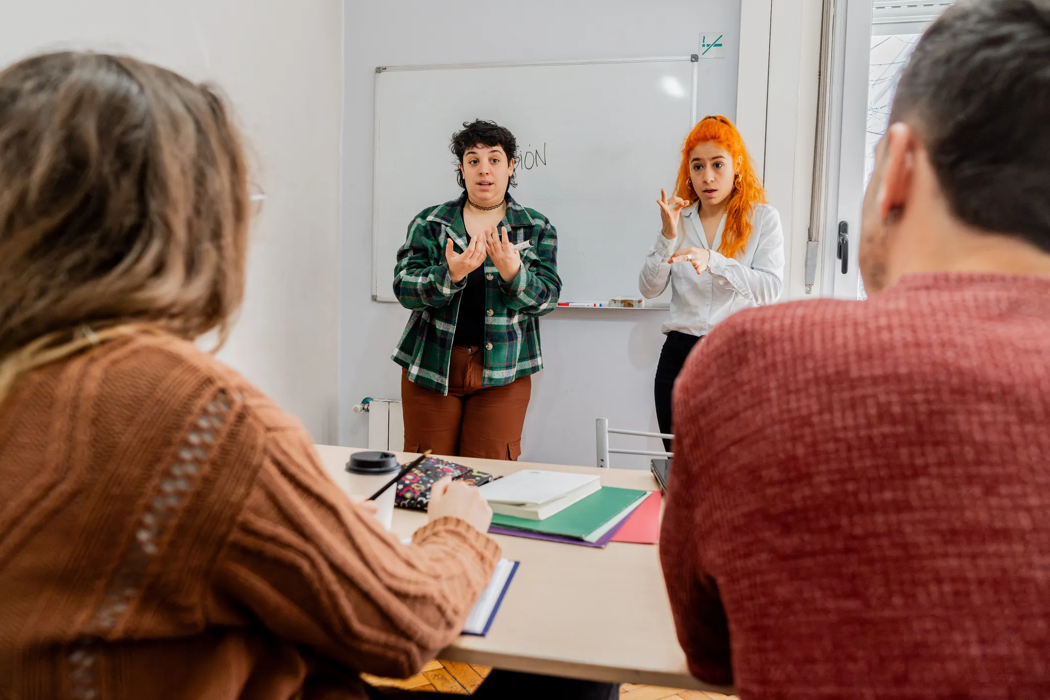 Люди общаются на жестовом языке