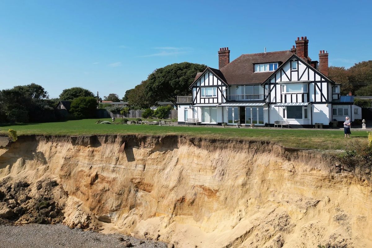 Дом женщины вот-вот упадет в море, а власть не может ничего сделать