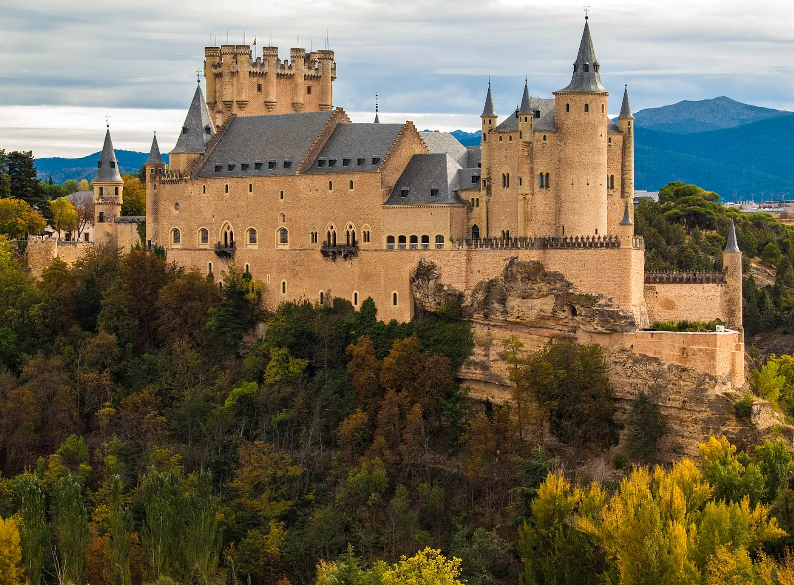 Замок Алькасар в Сеговии Замок Алькасар в Сеговии