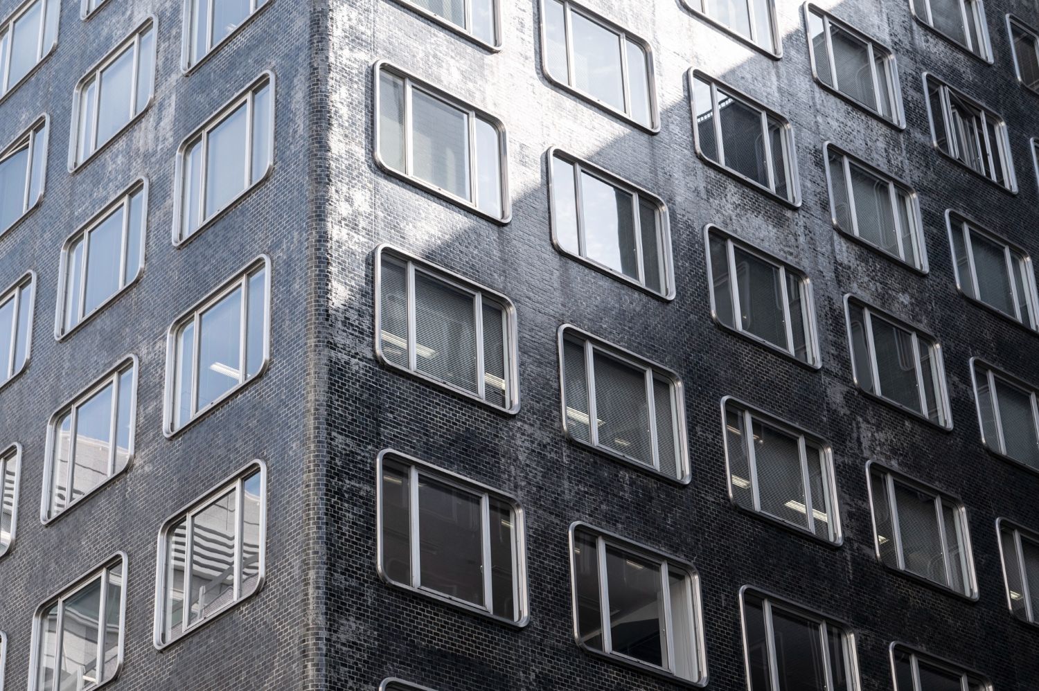 Жінка не очікувала побачити таке відкриття під плиткою Жінка не очікувала побачити таке відкриття під плиткою