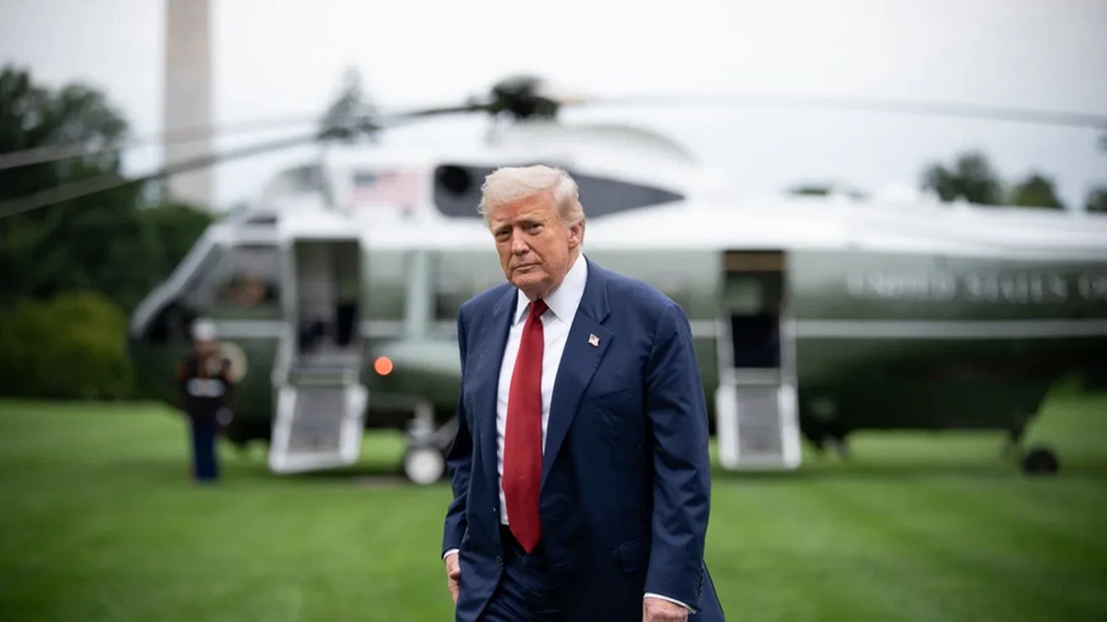 Полуобнаженный мужчина с криками "атаковал" вертолет на борту с Трампом лазером, - NBC - 24 Канал