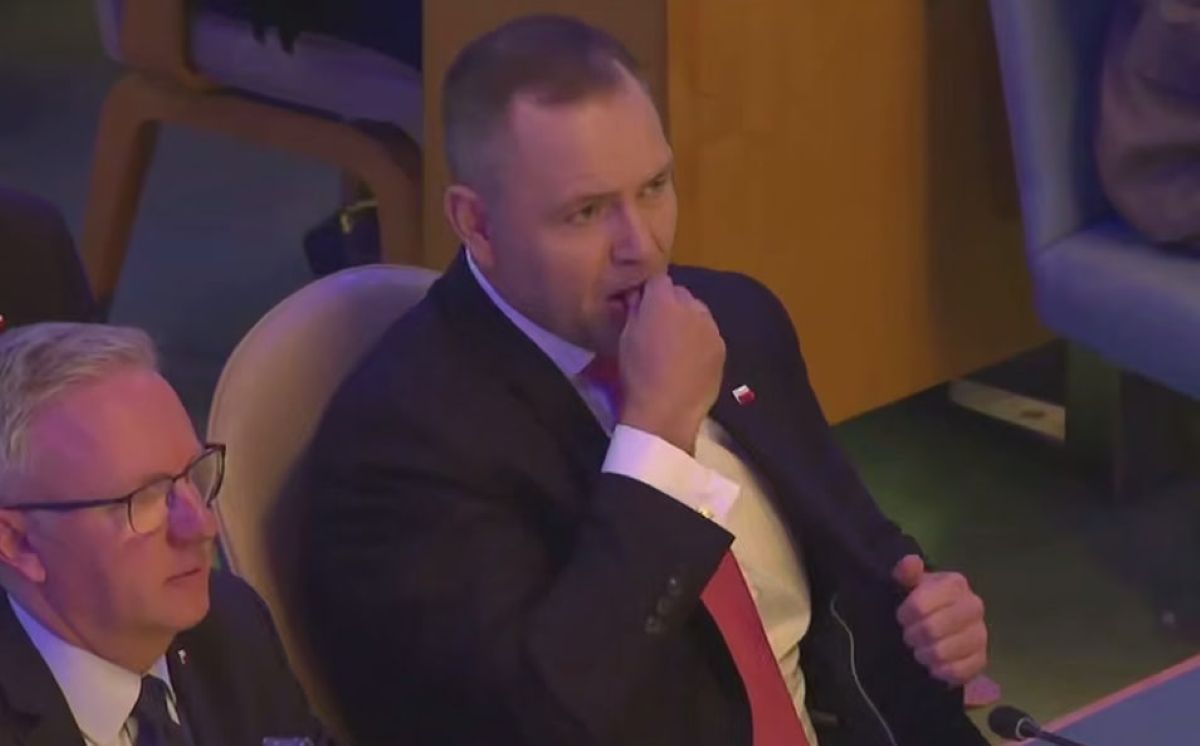 Кароль Навроцький вжив снюс прямо в ООН - Геополітика Кароль Навроцький вжив снюс прямо в ООН - Геополітика