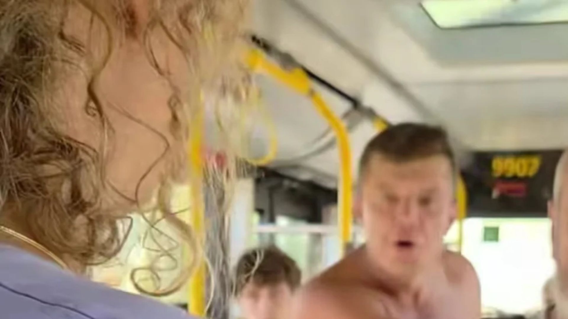 У Варшаві чоловік побив польську активістку, яка заступилась за літню українку - 24 Канал У Варшаві чоловік побив польську активістку, яка заступилась за літню українку - 24 Канал