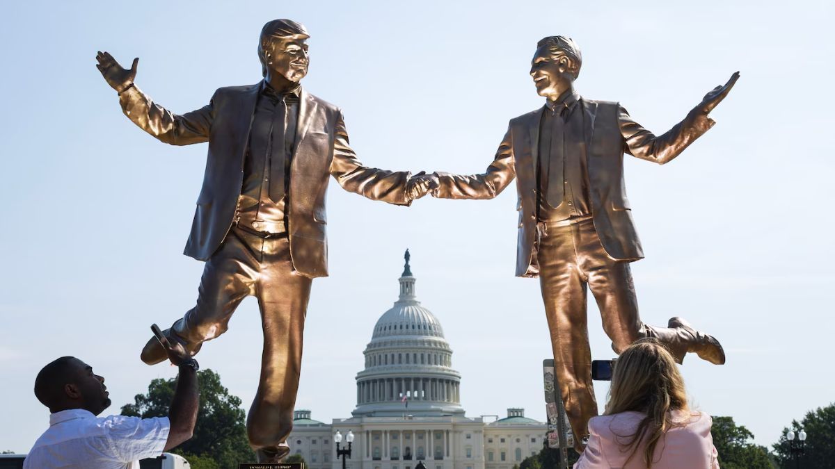 "Лучшие друзья навсегда": в США установили статую Трампа, который держится за руку с Эпштейном - Геополитика "Лучшие друзья навсегда": в США установили статую Трампа, который держится за руку с Эпштейном - Геополитика