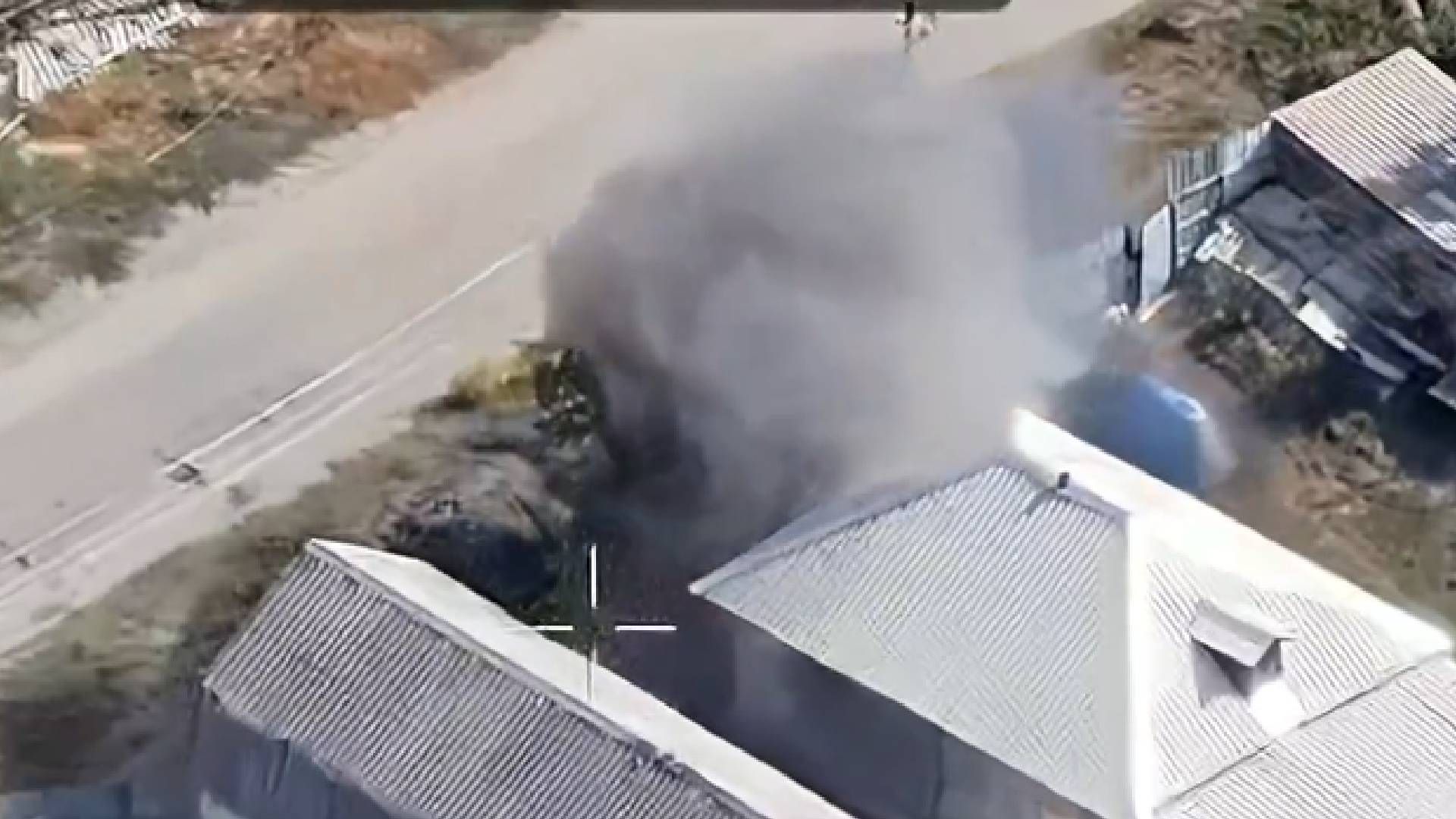 Росіяни взяли неповнолітню дівчинку у заручники, а її батьків розстріляли Росіяни взяли неповнолітню дівчинку у заручники, а її батьків розстріляли