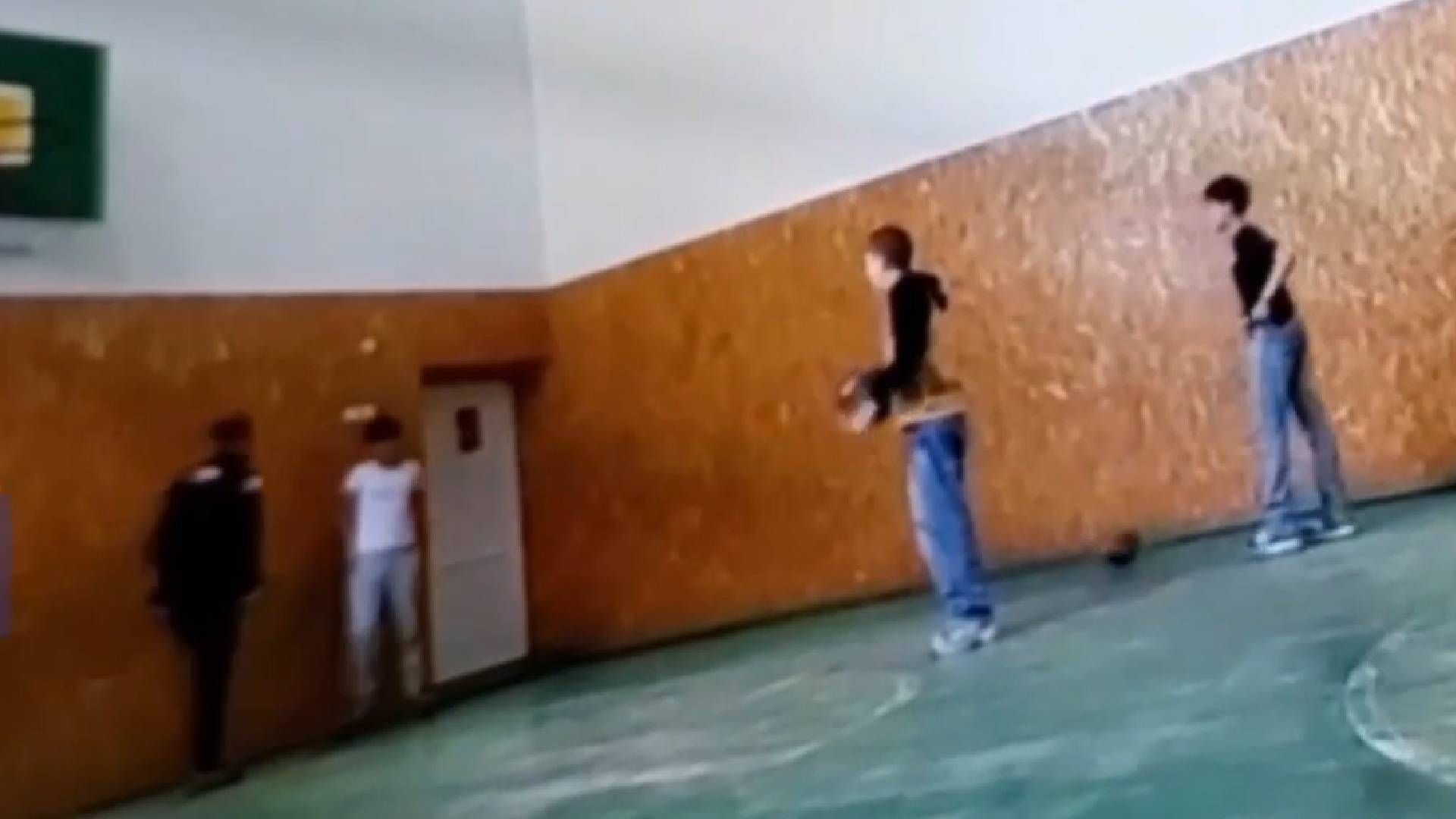 Скандал на Вінниччині - вчитель фізкультури вдарив учня, що відомо Скандал на Вінниччині - вчитель фізкультури вдарив учня, що відомо