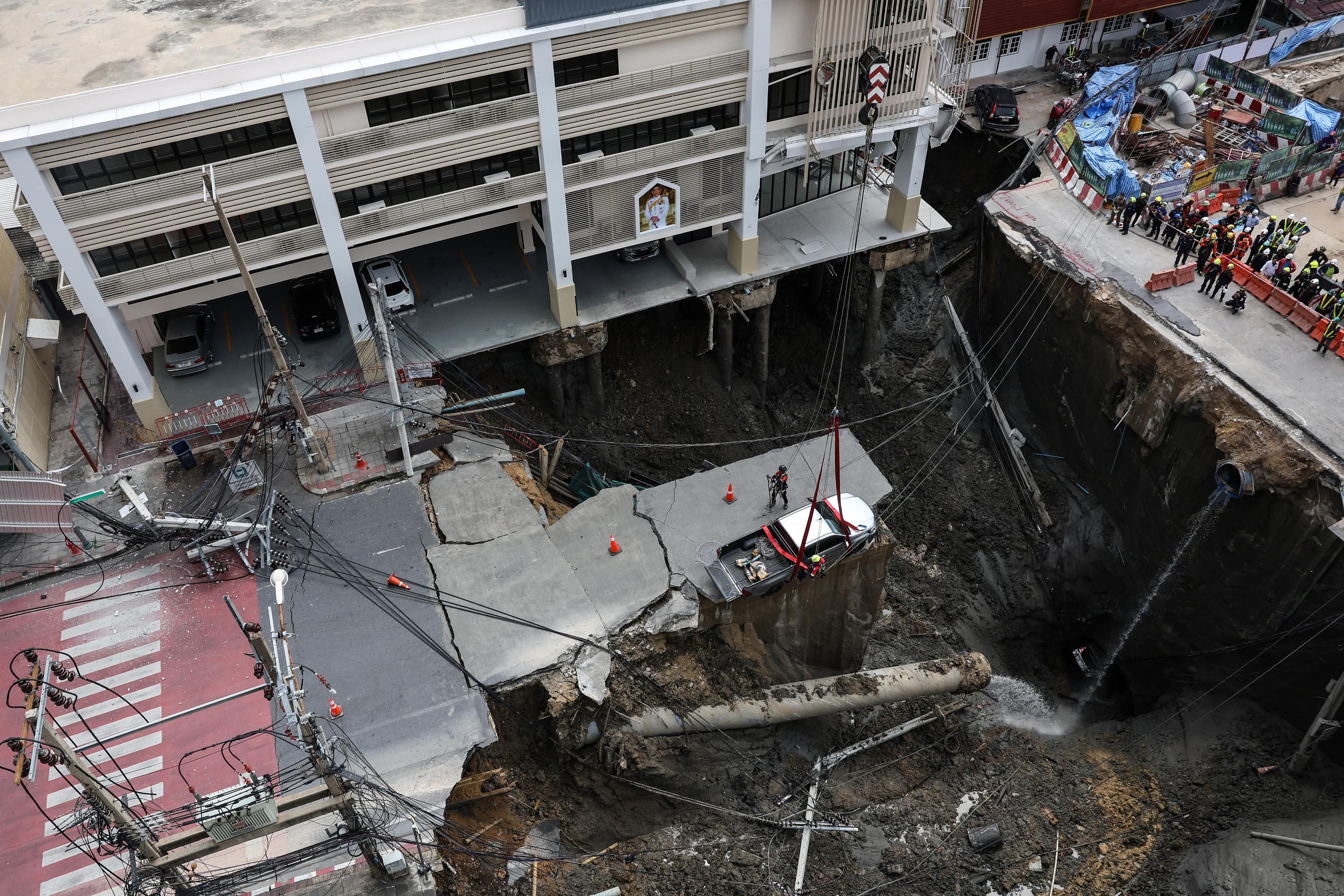 Провал на дороге в Таиланде Провал на дороге в Таиланде