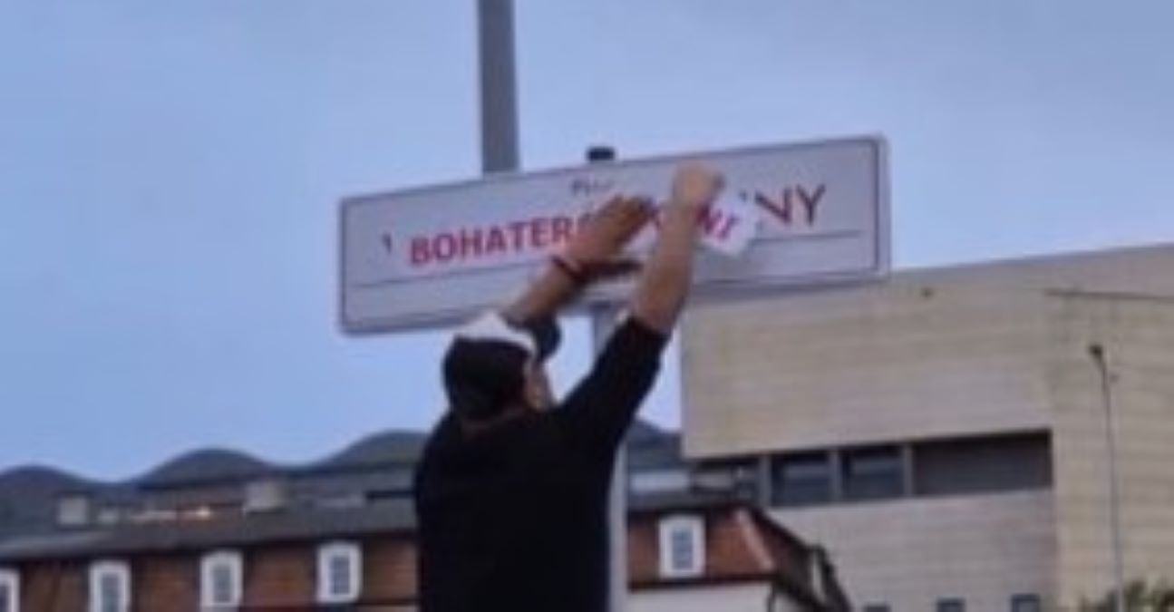 Громадянин Польщі заклеїв табличку, присвячену Україні Громадянин Польщі заклеїв табличку, присвячену Україні