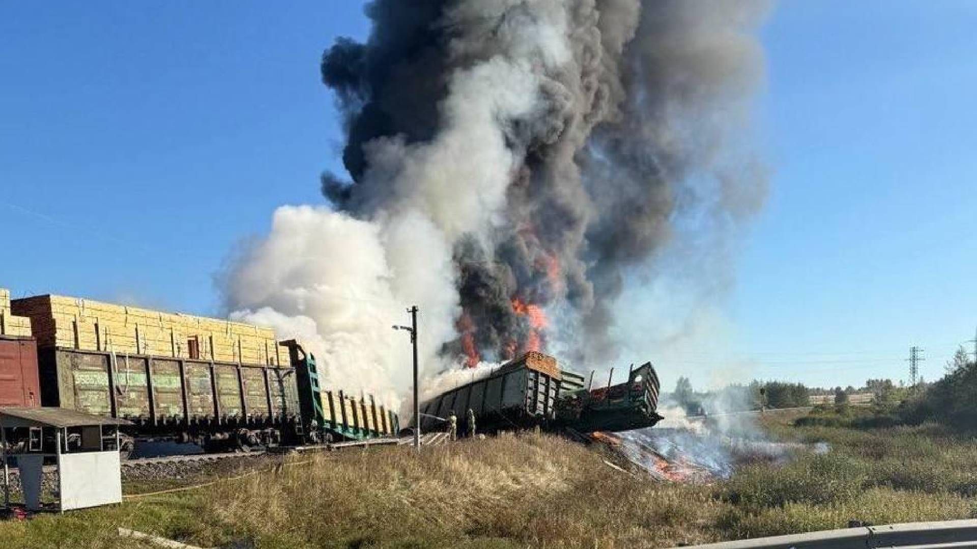 Под Смоленском грузовик столкнулся с товарным поездом под Смоленском Под Смоленском грузовик столкнулся с товарным поездом под Смоленском