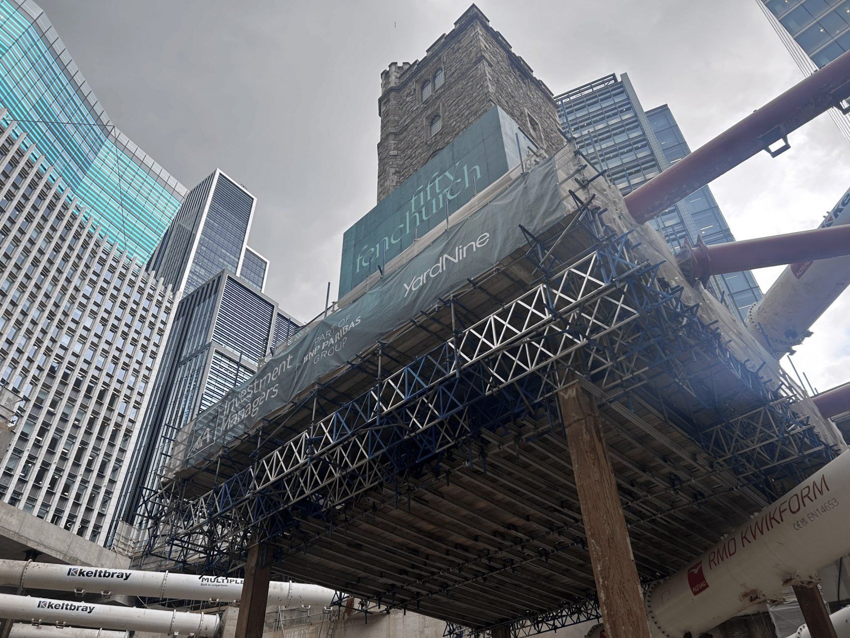 Для строительства небоскреба средневековую церковь пришлось подвесить для строительства небоскреба Для строительства небоскреба средневековую церковь пришлось подвесить для строительства небоскреба