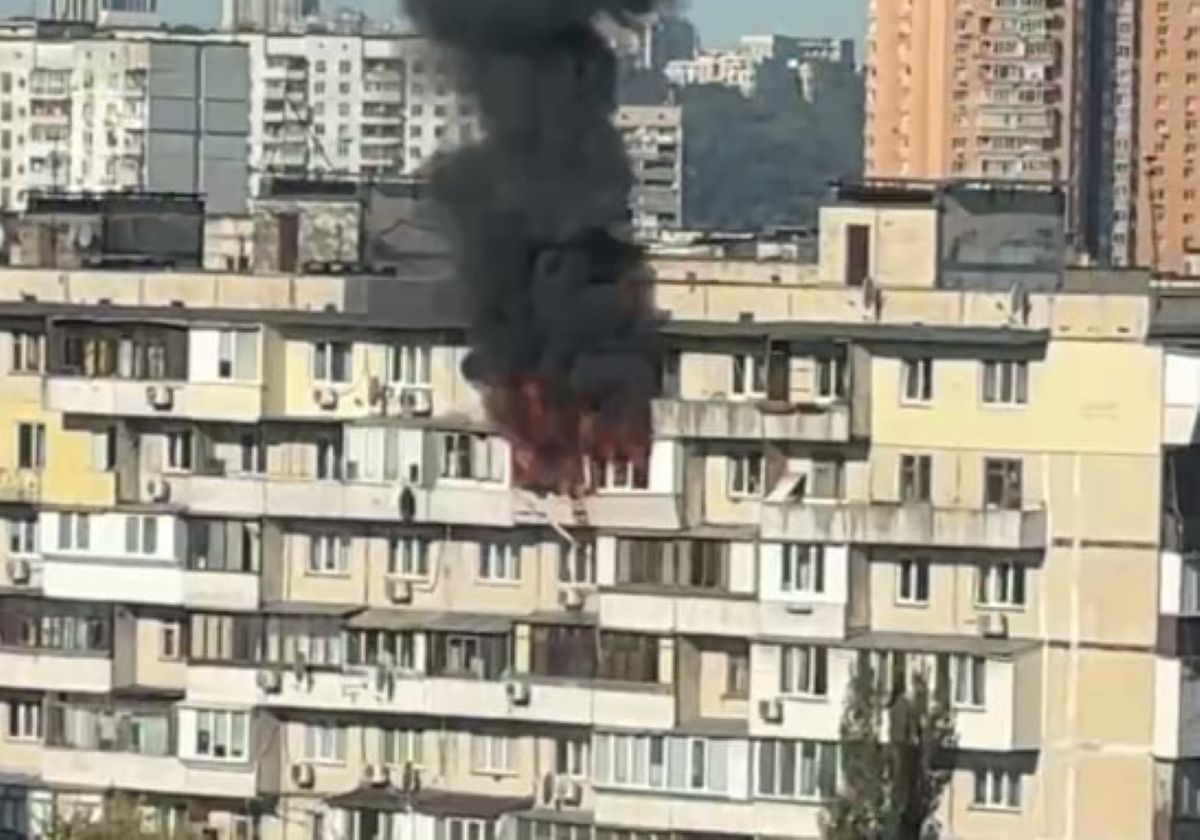 В Киеве сообщают о пожаре в многоквартирном доме В Киеве сообщают о пожаре в многоквартирном доме
