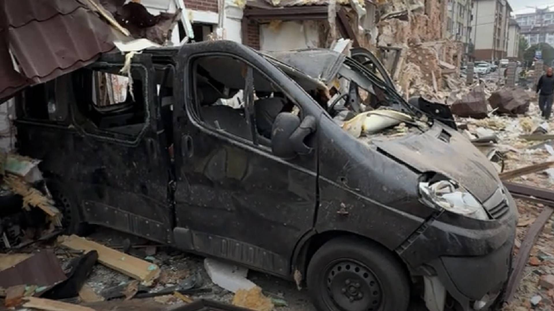 Понівечений окупантами бус продовжує рух Києвом Понівечений окупантами бус продовжує рух Києвом