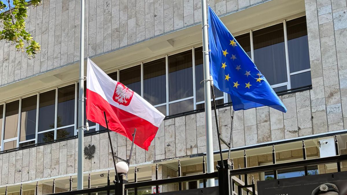 Посольство Польщі було пошкоджено у Києві під час обстрілу Посольство Польщі було пошкоджено у Києві під час обстрілу