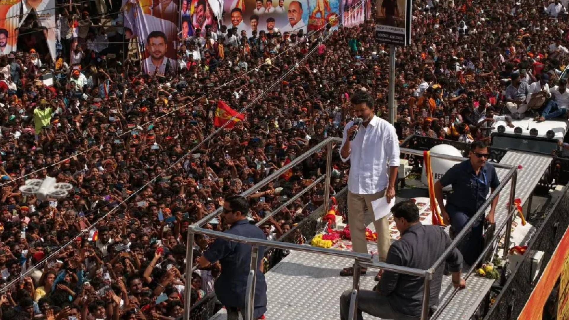 По меньшей мере 40 человек погибли во время митинга в поддержку индийского актера По меньшей мере 40 человек погибли во время митинга в поддержку индийского актера