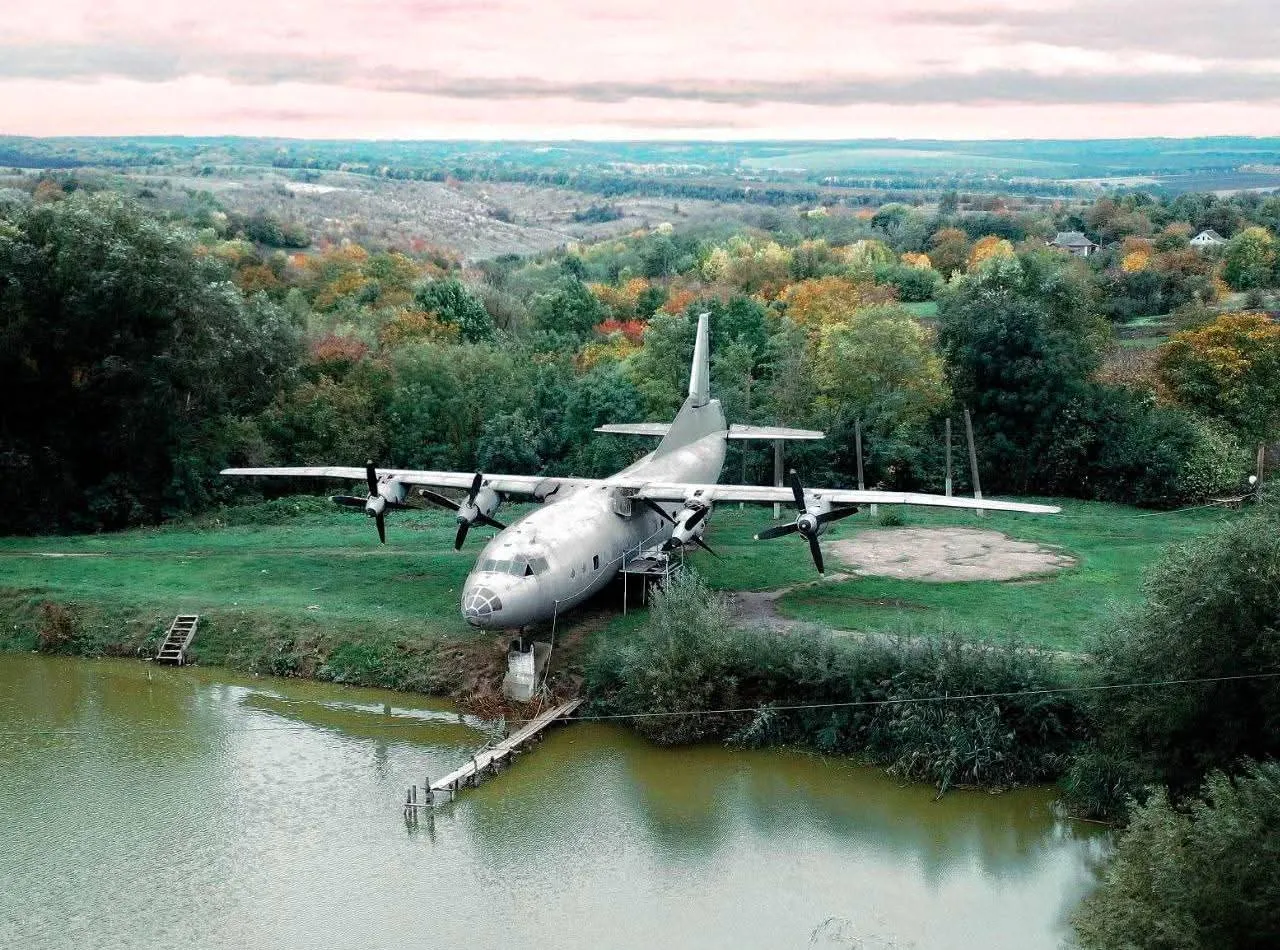 Самолет АН-12 в селе Высокое в Винницкой области