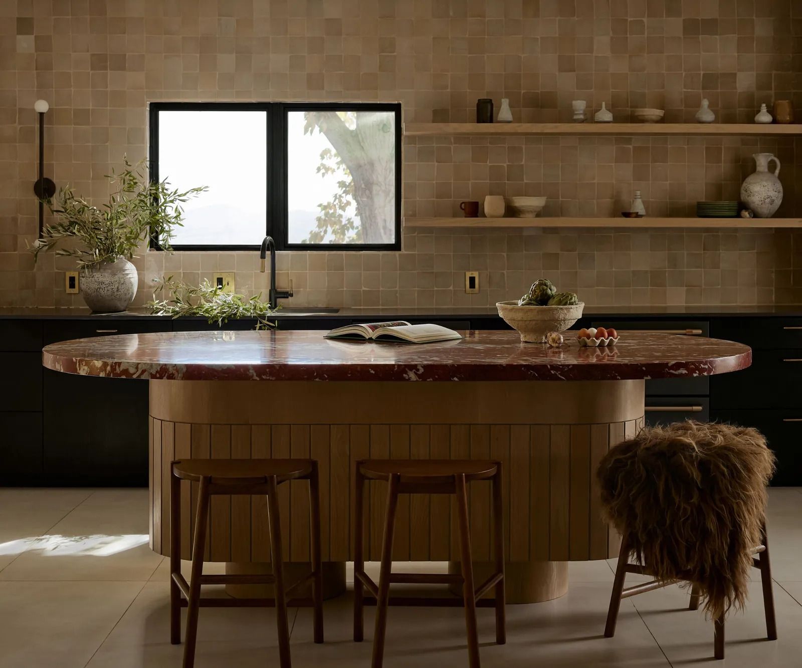 Тренд на кухонные столешницы - какой материал и цвет популярны в 2025 году - Недвижимость Тренд на кухонные столешницы - какой материал и цвет популярны в 2025 году - Недвижимость