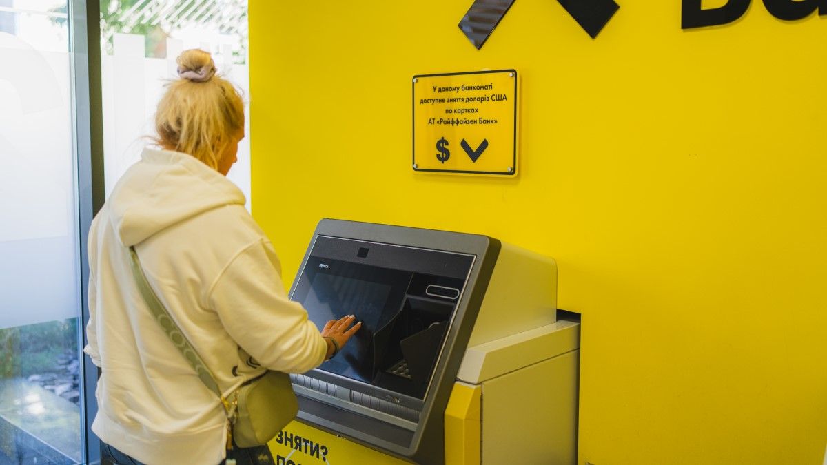 В Украине заработали валютные банкоматы В Украине заработали валютные банкоматы