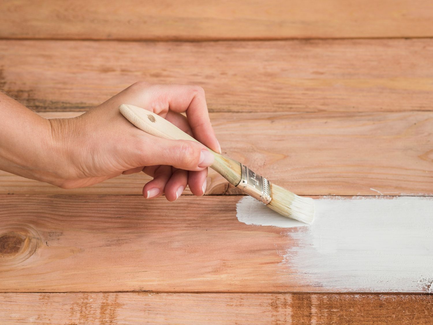 Простая покраска способна превратить пол в стильный акцент