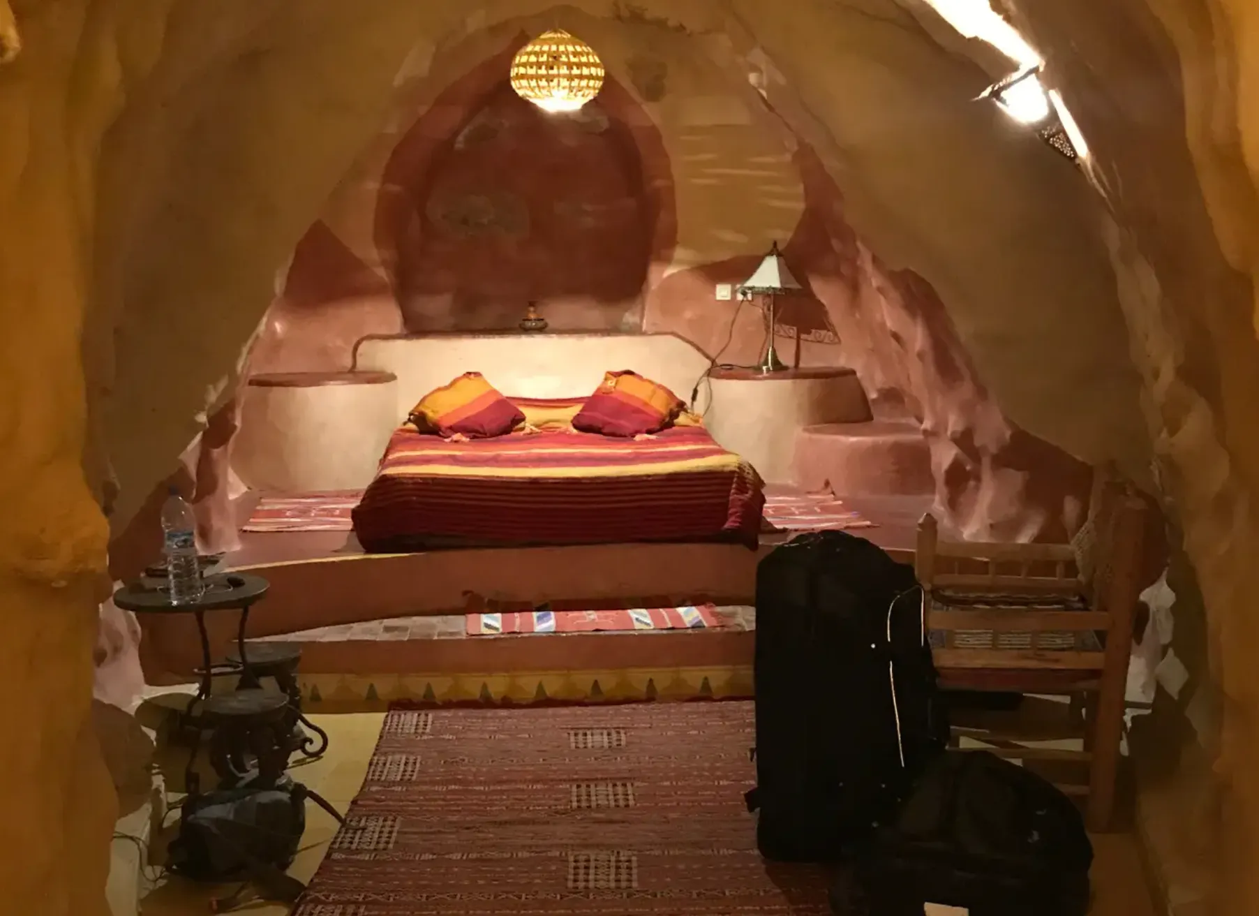 Еш рекомендує залишатися в оригінальних готелях 