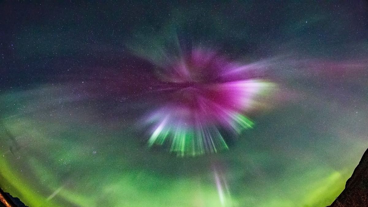 Магнітна буря 1 жовтня розфарбувала небо Тромсе, Норвегія Магнітна буря 1 жовтня розфарбувала небо Тромсе, Норвегія