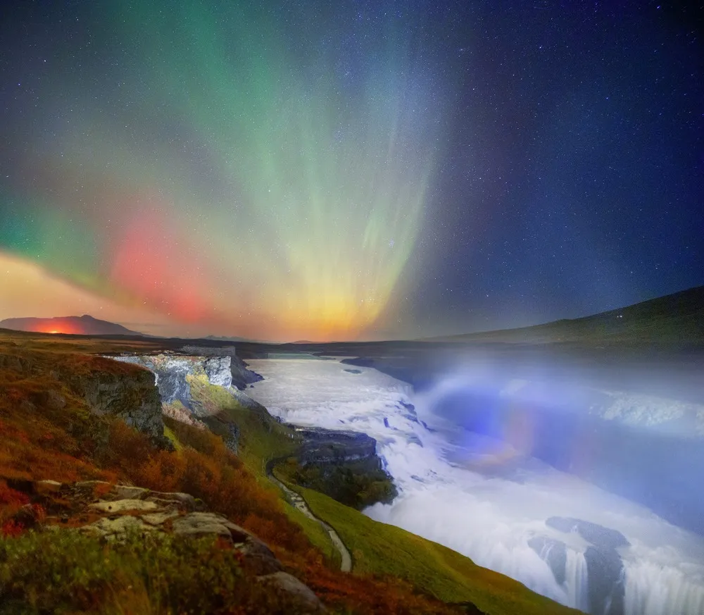 Сяйво над ісландським водоспадом Гюдльфосс з веселкою