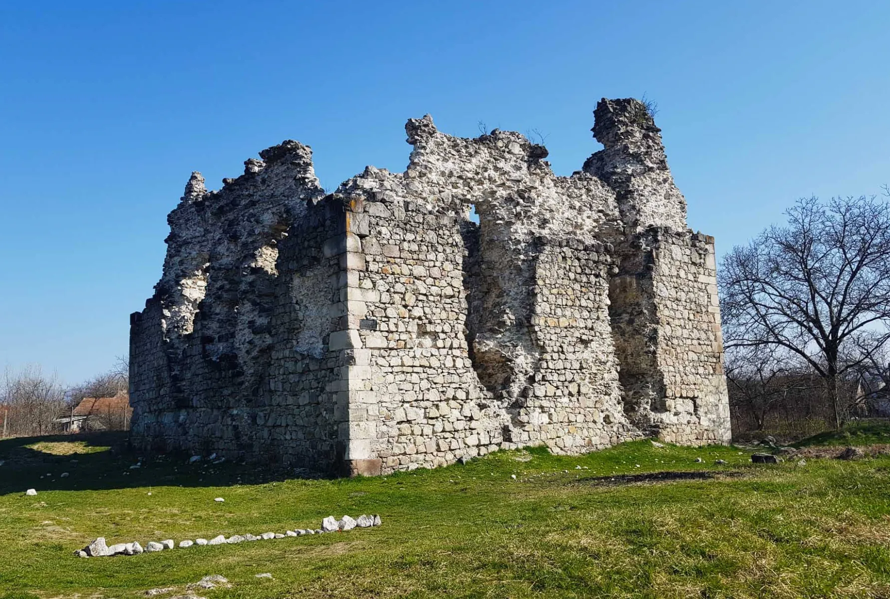 Руины Середнянского замка