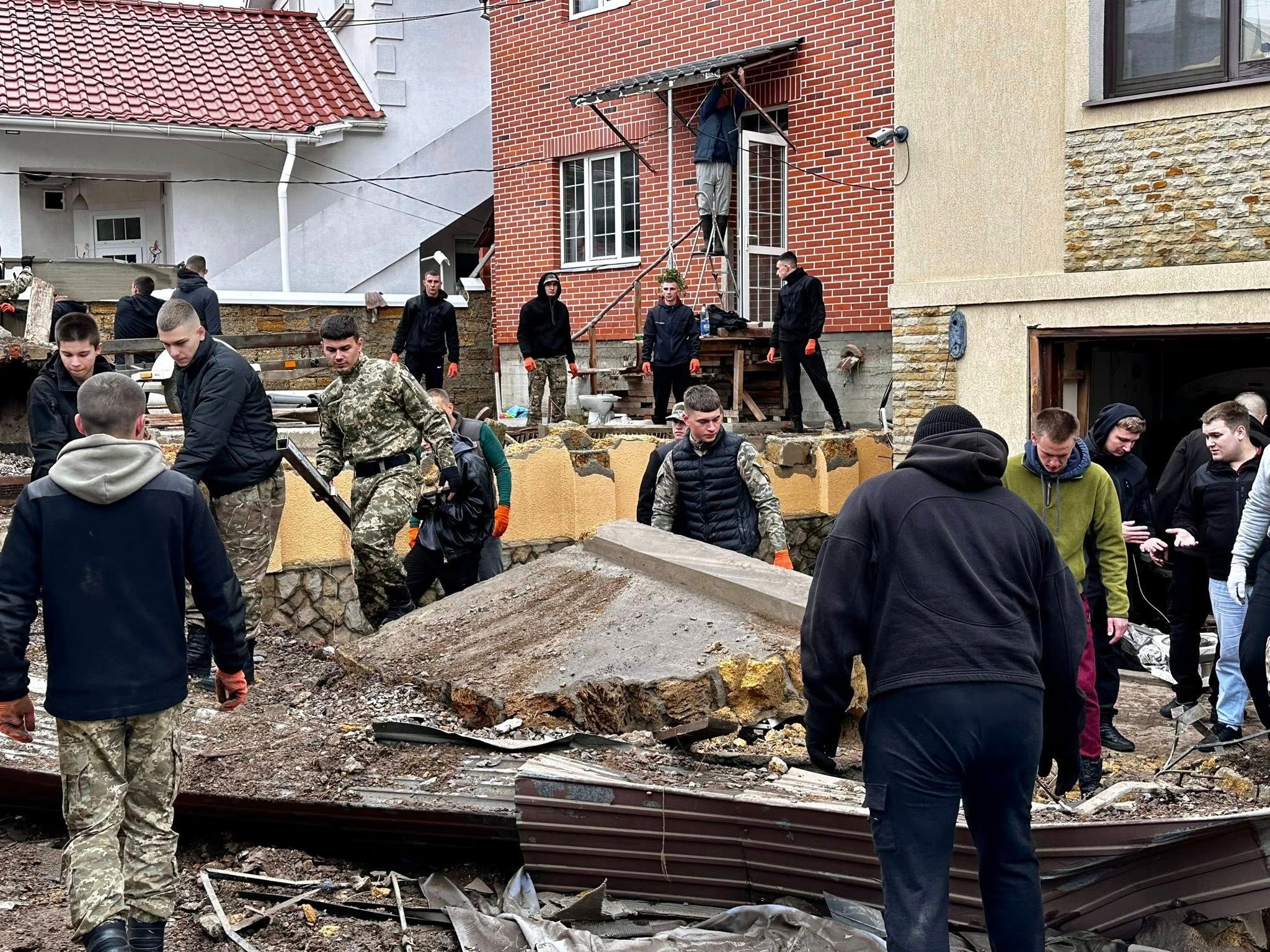 В Одесі продовжують долати наслідки негоди В Одесі продовжують долати наслідки негоди