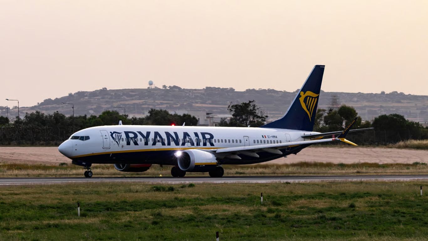 Ryanair может отменить до 600 рейсов ежедневно - Бизнес