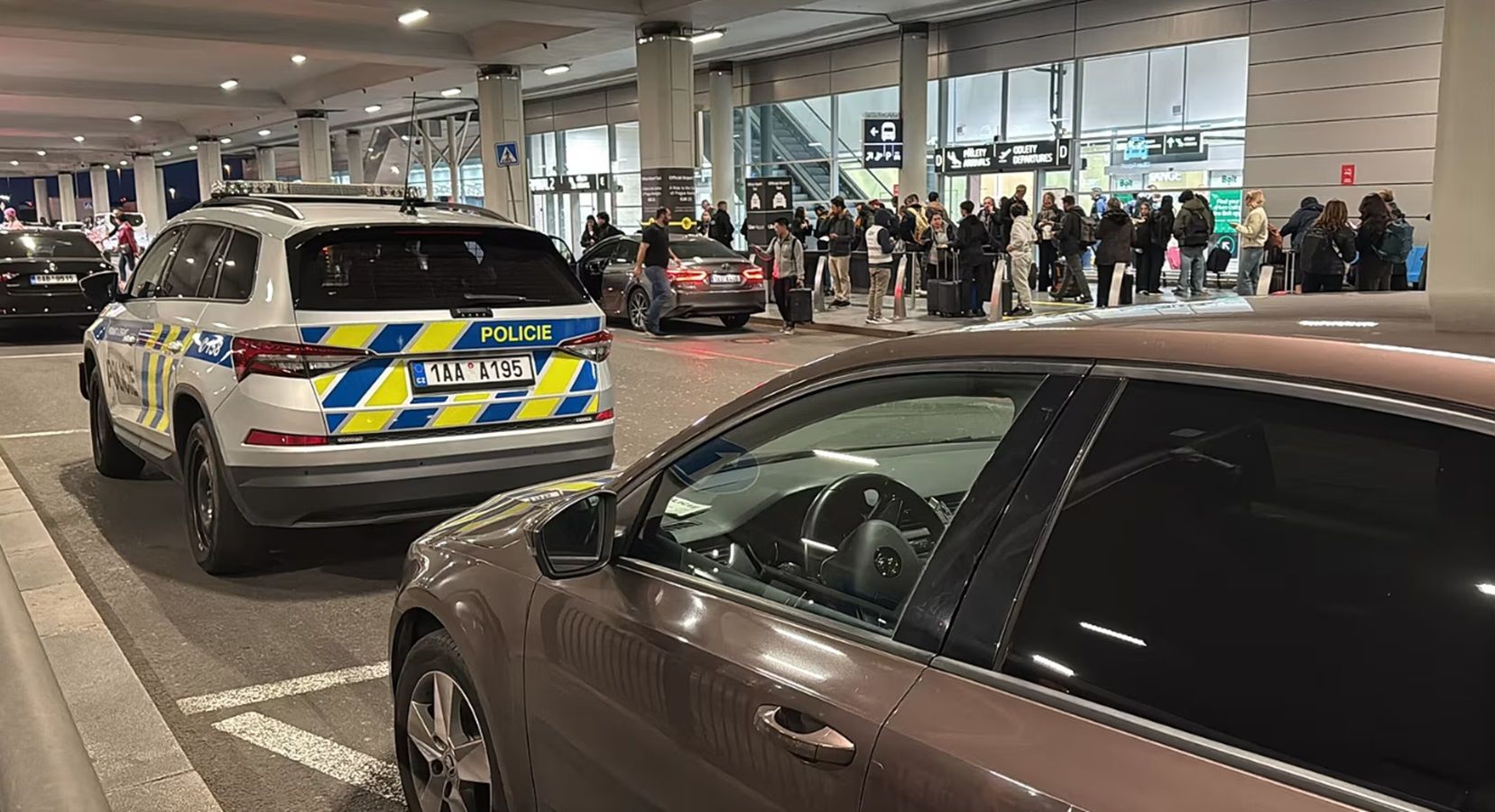 В аеропорту Праги розгорнули операцію через повідомлення про наближення дронів - Геополітика В аеропорту Праги розгорнули операцію через повідомлення про наближення дронів - Геополітика