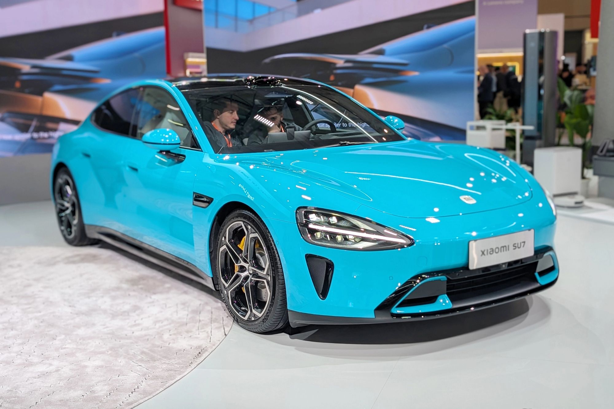 Електромобіль Xiaomi SU7 сам поїхав без водія
